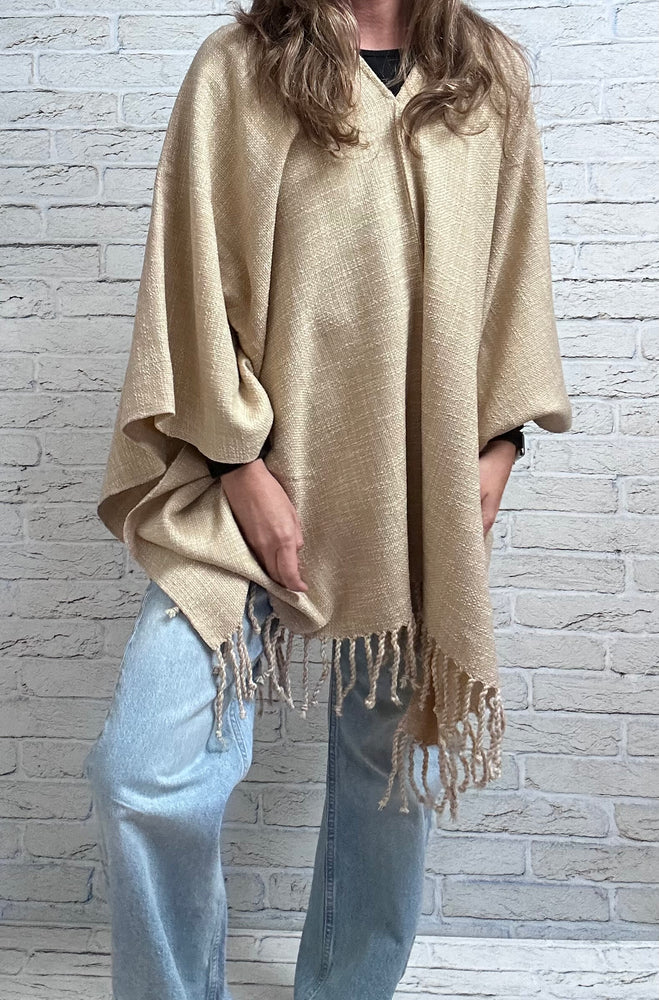 Poncho con capucha y flecos