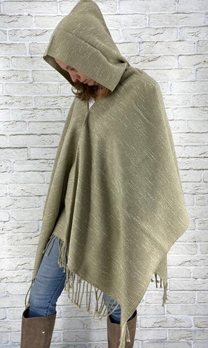 Poncho con capucha y flecos